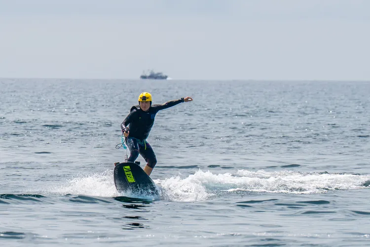 經驗豐富的王仁甫，立刻站在板上衝浪一段距離，讓眾人驚呼連連。東森綜合台提供