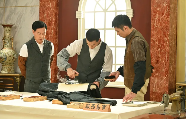 盧彥澤(中)拍攝過程不慎遭熨斗燙傷指尖，幸無大礙。台視提供