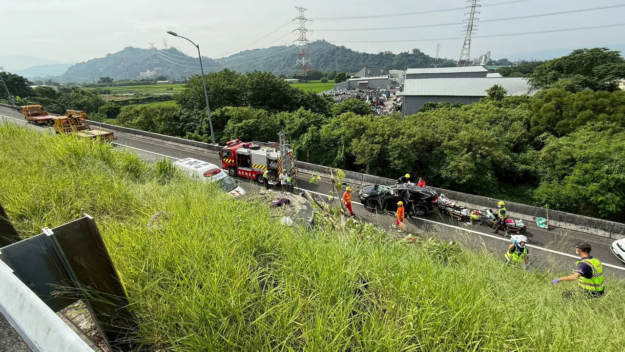 自小客車從國道6號墜至邊坡旁引道,造成5人受傷送醫,所幸均意識清楚。民眾提供