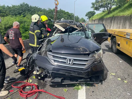國道6號嚴重車禍!自小客車墜落引道 5人受傷送醫