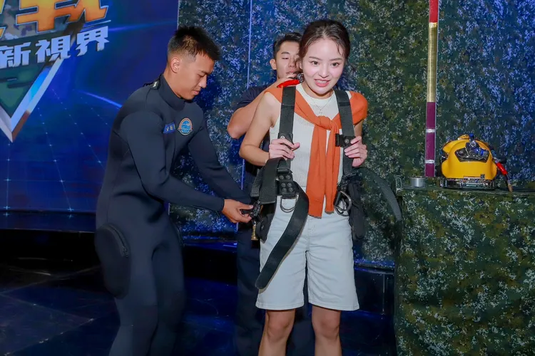 宜芳負重30公斤，被重量嚇到。民視提供