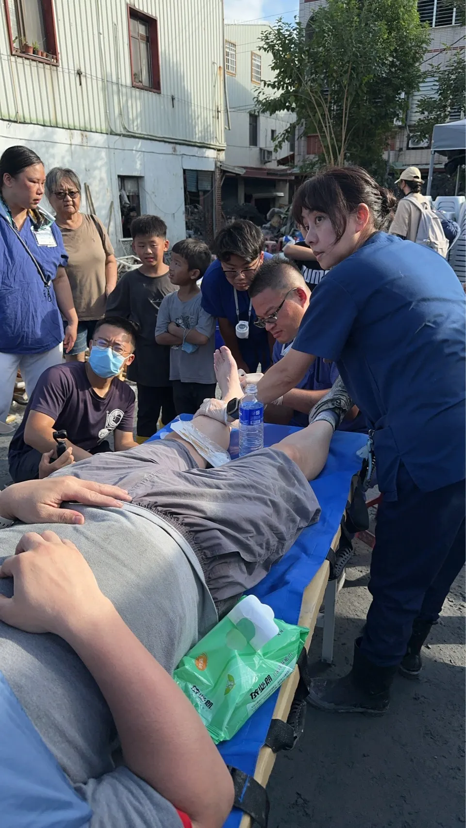 铲子超人救灾遭穿刺伤就医。慈济医院提供