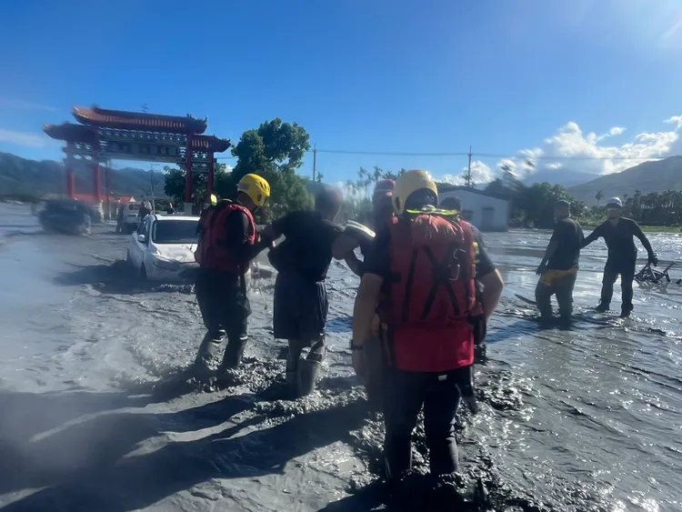新竹縣消防局搜救人員協助疏散受困民眾。新竹縣消防局提供