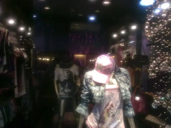 遇到疫情之後,張詩婉的服飾店也面臨轉型,台北東區實體店也關門改為線上,規模大大縮小。業者提供