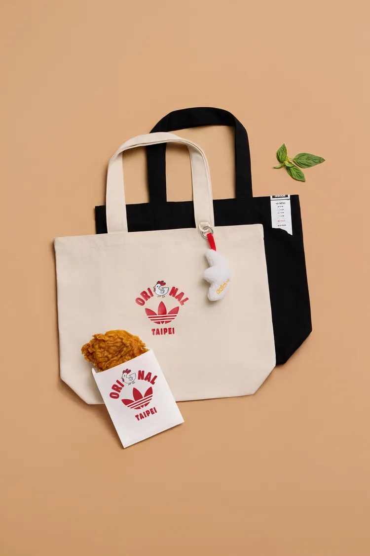 adidas Originals雞排限定托特包，各1890元。品牌提供