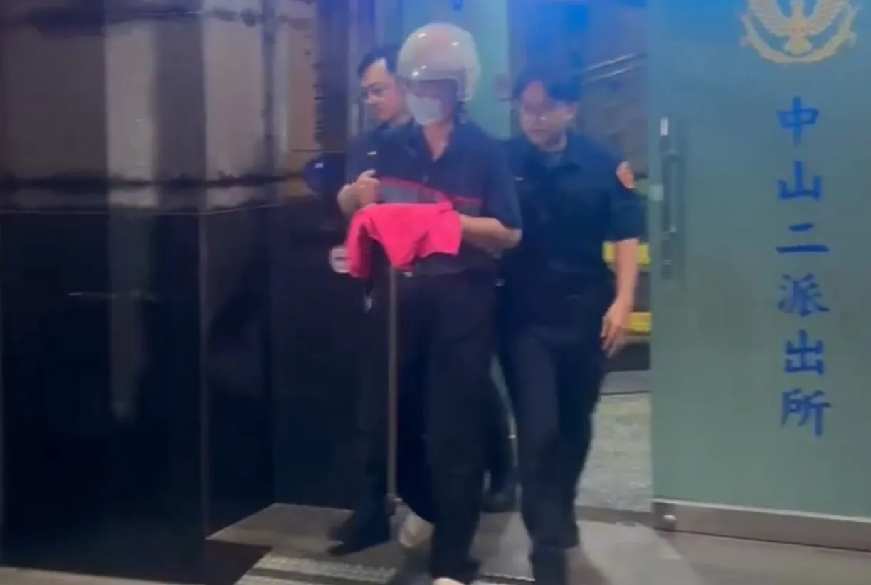 花40萬做「陰莖增大術」慘死!黑心醫丁斌煌上銬畫面曝 「一人診所」5年查7次罰27萬|壹蘋新聞網
