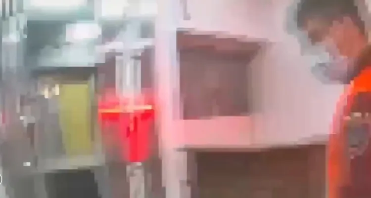 「一人診所」位於北市錦州街某大樓2樓，內部設備簡陋，且衛生條件差，救護人員到場，整形病患已明顯死亡。翻攝畫面