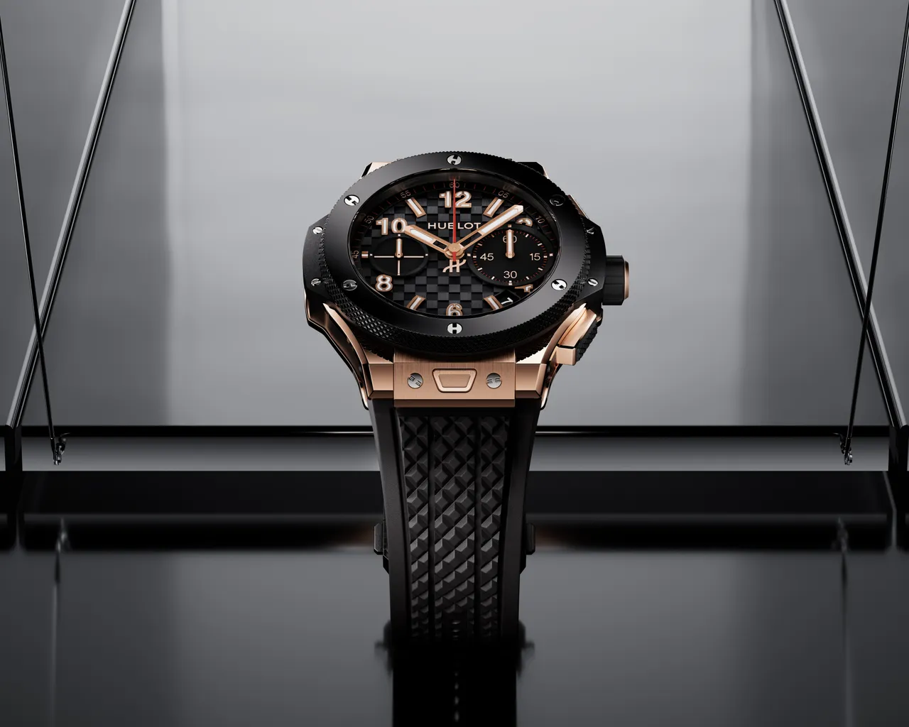 HUBLOT BIG BANG系列20週年UNICO限量版皇金陶瓷款,43mm,18K皇金錶殼,碳纖維立體浮雕紋理錶盤,黑色立體橡膠錶帶,MHUB1280.20YEARS UNICO自動上鍊飛返計時機芯,動力儲存72小時,防水深度100米,限量250只,124萬5000元。品牌提供