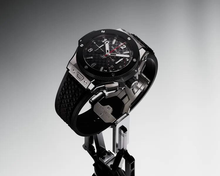 HUBLOT BIG BANG系列20週年UNICO限量版鈦金陶瓷款，43mm，拋光緞面鈦金屬，錶殼，碳纖維立體浮雕紋理錶盤，黑色立體橡膠錶帶，MHUB1280.20YEARS UNICO自動上鍊飛返計時機芯，動力儲存72小時，防水深度100米，限量500只，67萬4000元。品牌提供