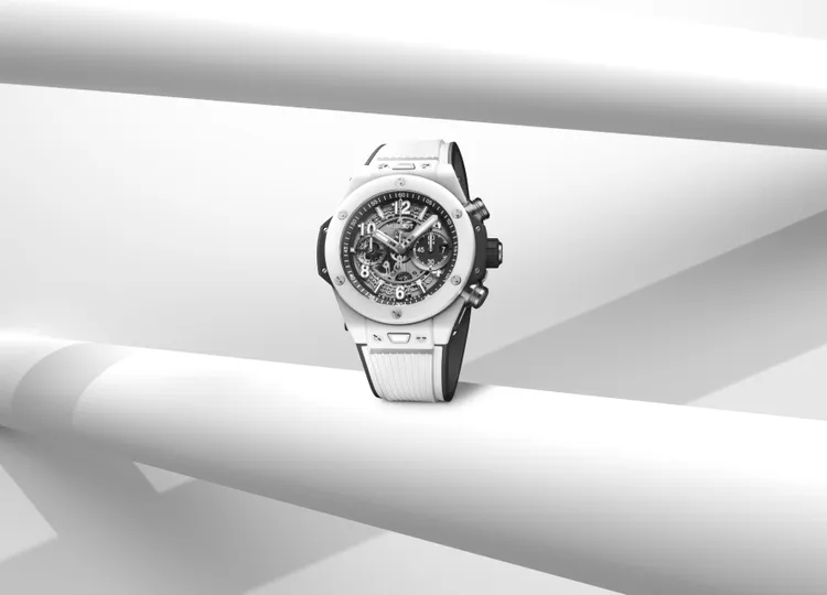 HUBLOT BIG BANG UNICO陶瓷計時碼錶，43mm，拋光白陶瓷錶盤，啞光黑色鏤空式錶盤，白色飾黑邊立體橡膠錶帶，MHUB1280 UNICO自動上鍊飛返計時機芯，動力儲存72小時，防水深度100米，74萬6000元。品牌提供