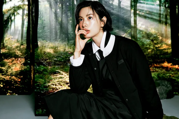 NANA身著RHEA輕量無領鋪棉外套內搭POOULI洋裝，並以領帶等元素打造出全新機能風格。品牌提供