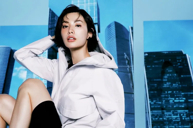 NANA換上秋冬機能外套，展現簡約時髦的機能穿搭。品牌提供