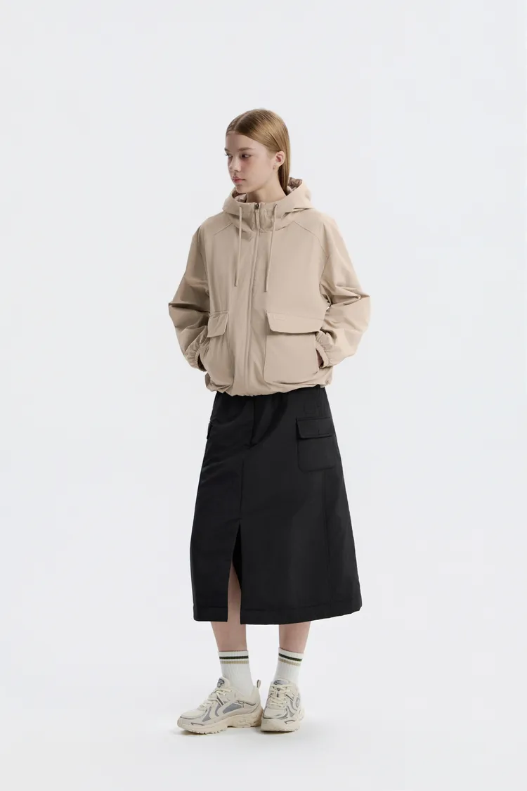 國家地理服飾ARCHELON平織連帽外套6180元、ARCHELON平織長裙4780元。品牌提供