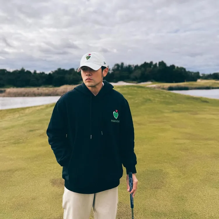 周杰倫以酷帥模樣站在球場上。翻攝周杰倫IG