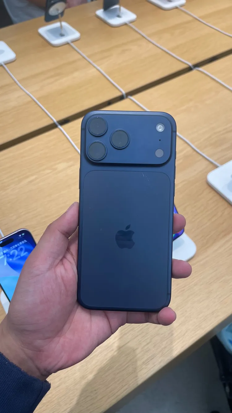 根據記者現場觀察，僅有少數藏藍色背面出現刮痕。李俊毅攝