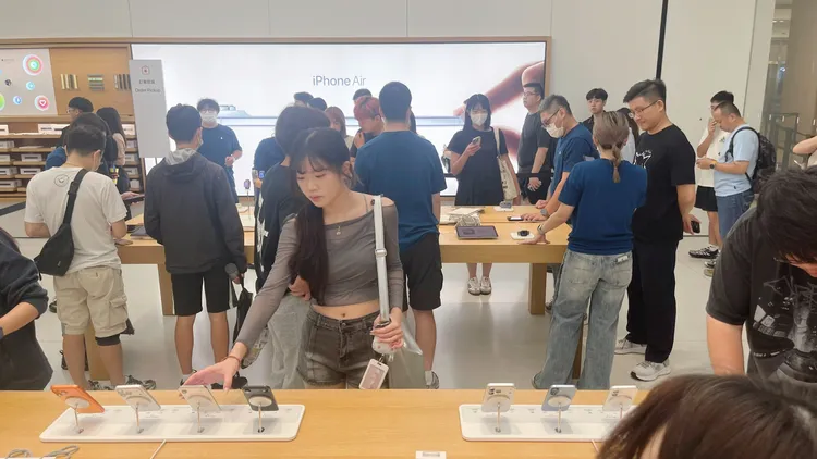 現場詢問，僅剩iPhone Air有現貨，其餘機型皆需等待2週以上。李俊毅攝