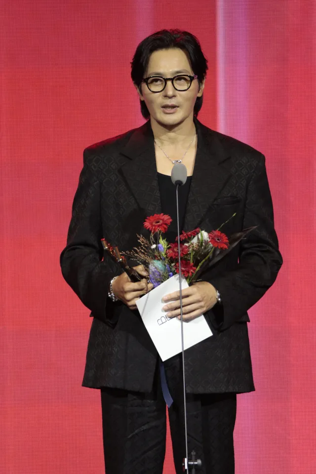 張東健以《非普通家族》獲頒俞賢穆電影藝術獎。翻攝釜山日報