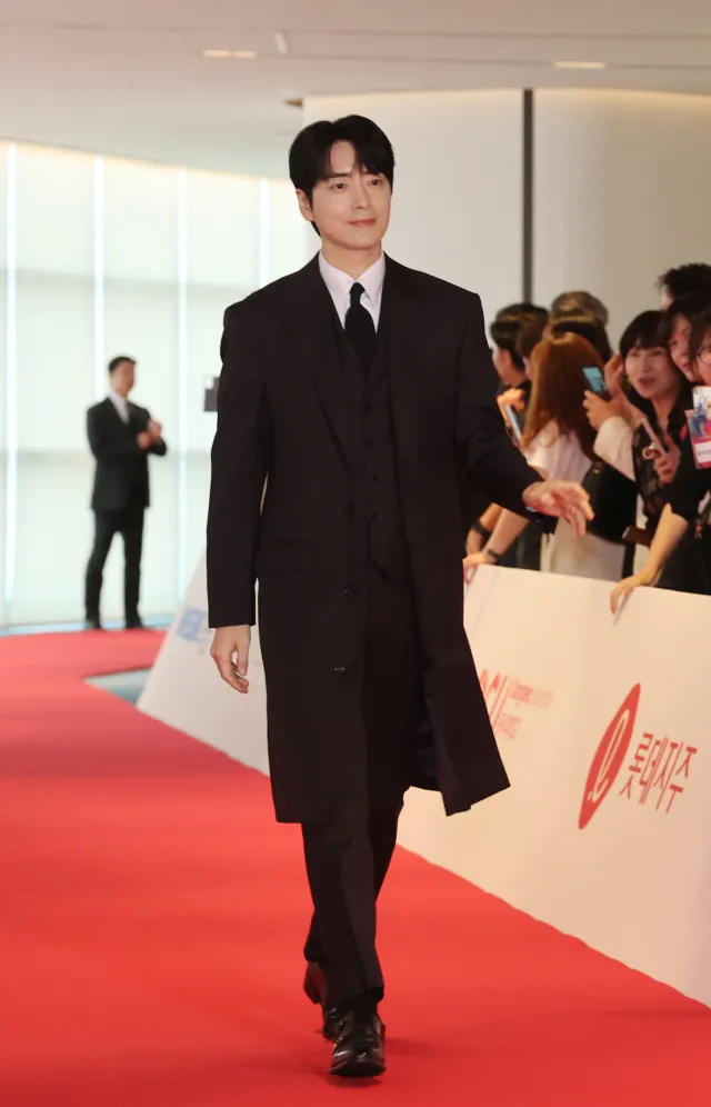 李浚赫帥氣踏上紅毯，獲得年度明星獎。翻攝釜山日報
