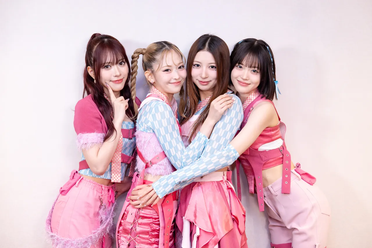 @onefive昨天去游泳,MOMO(左二)没带泳衣想去买,嫌款式太欧巴桑。COME ON JKSSP提供