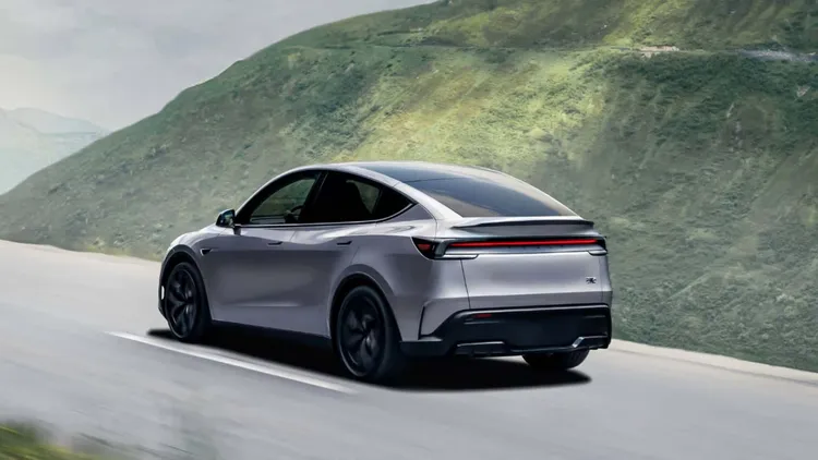 Tesla 重新調校前後保桿與尾翼，新增碳纖維尾翼與導流設計以提升下壓力與空氣力學表現。原廠照片