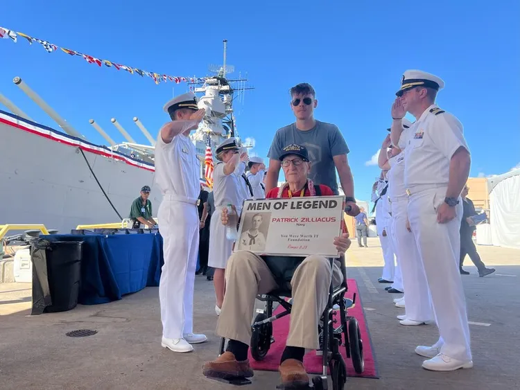 美軍密蘇里號戰艦（USS Missouri）紀念館2日舉行二戰終戰80週年紀念活動，多名年近百歲的二戰老兵出席，接受現役軍人行禮致敬。 中央社