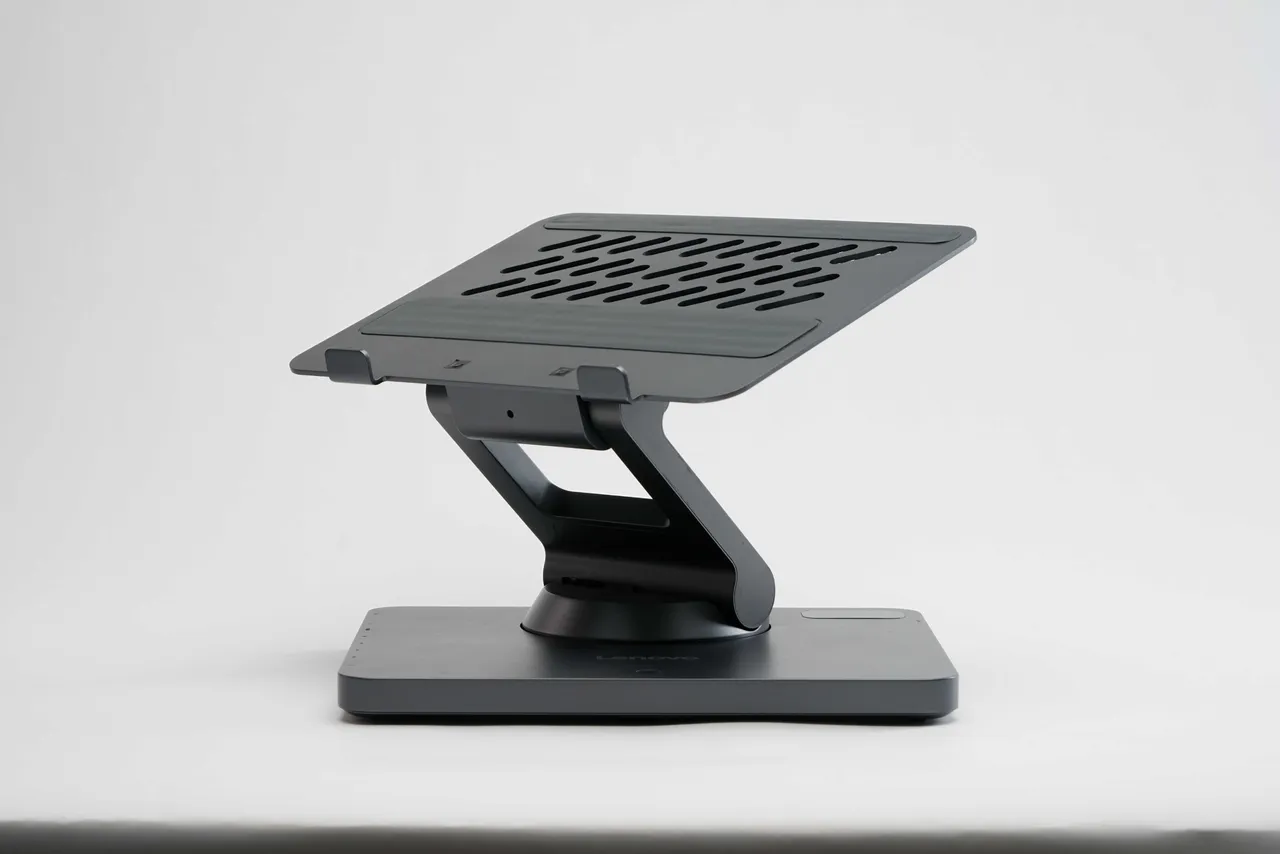 Lenovo Smart Motion Concept多向概念笔电支架支援自动脸部追踪、手势控制、语音指令等功能,并透过符合人体工学的设计,为用户带来更高效率与舒适的长时间工作体验。Lenovo提供