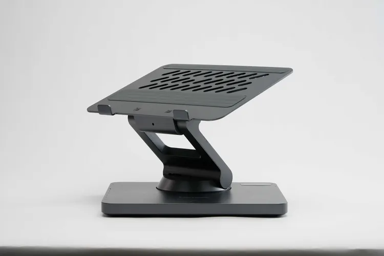 Lenovo Smart Motion Concept多向概念筆電支架支援自動臉部追蹤、手勢控制、語音指令等功能，並透過符合人體工學的設計，為用戶帶來更高效率與舒適的長時間工作體驗。Lenovo提供