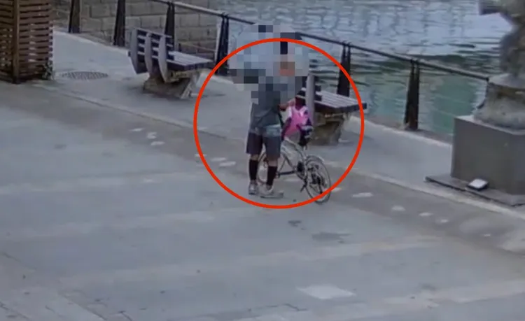 胡姓男子用尼龍繩將貓綑綁後，準備要裝進垃圾袋偷走。翻攝畫面