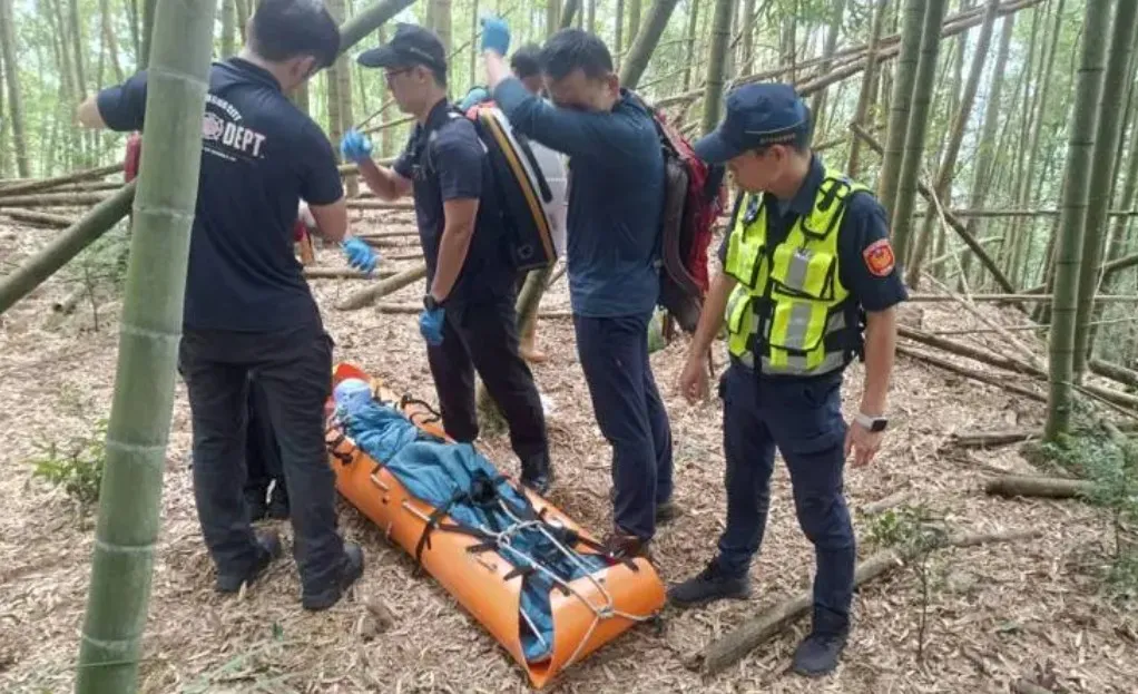 43岁简女独攀雪山却摔倒骨折,救难人员前往并由空勤直升机吊挂下山就医。消防局提供