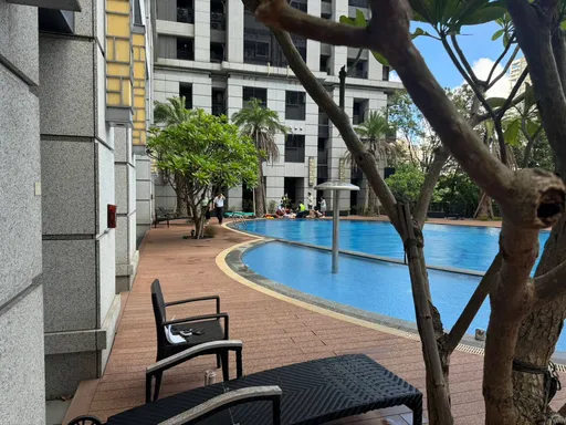 淡水社區泳池驚傳住戶溺水 加國男面趴水面命危送醫搶救中
