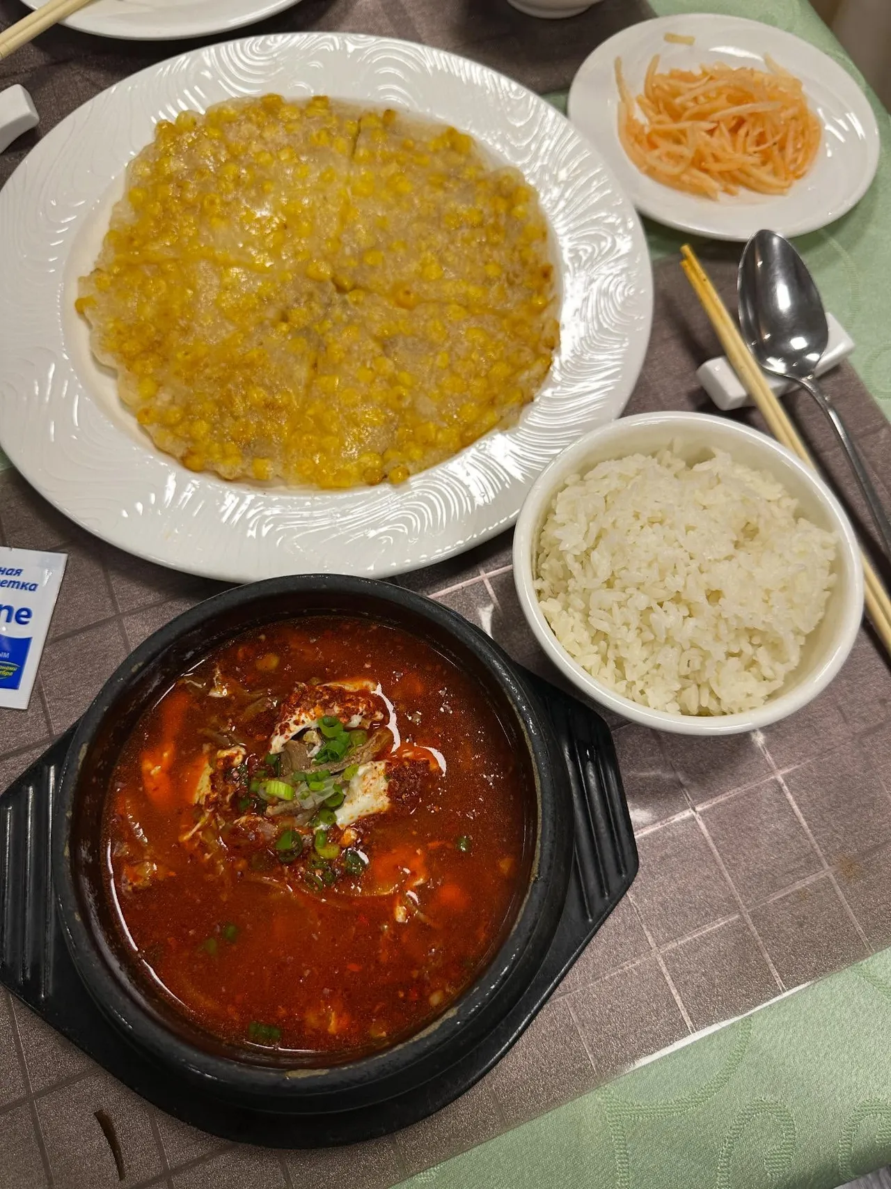 香港网友认为北韩餐厅的「玉米煎饼」(左上)毫无味道。翻摄Threads