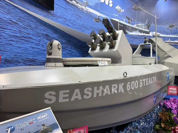 此為雷虎的「海鯊號SeaShark 600 Stealth」無人快艇。呂承哲攝