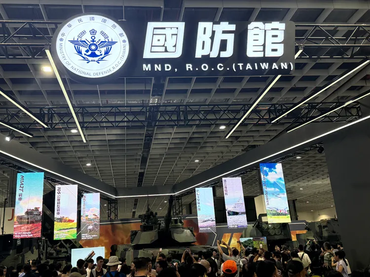 國防館以「韌性國防、厚植國力」為主題，首度整合陸、海、空軍與軍備研發單位，展示51項新式裝備與互動體驗。呂承哲攝