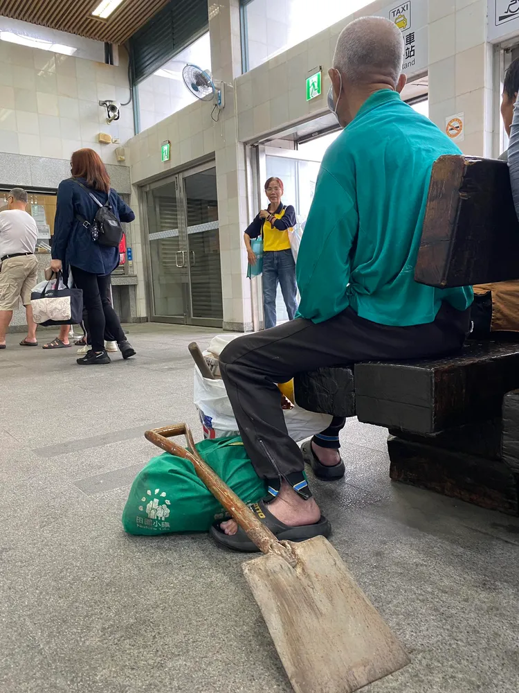 年逾九旬的阿公，帶著鏟子去救災。翻攝「今日花蓮」臉書