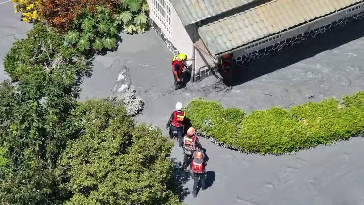 竹縣消防局特搜人員搜救。竹縣消防局提供