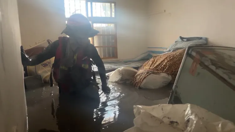 在水深及腰的民宅搜尋。竹縣消防局提供