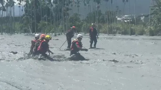 竹縣搜救隊險渡湍急泥流 進光復災民家中搜索救援
