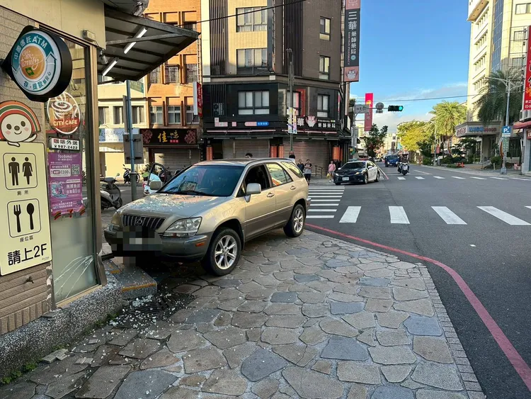 休旅車衝上人行道後又將超商玻璃大門撞爛。翻攝照片