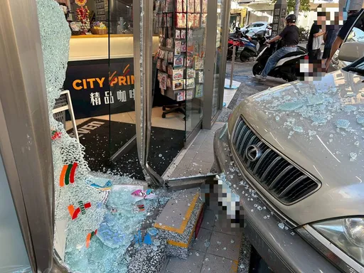 油門當煞車?休旅車礁溪失控暴衝 撞爛超商大門畫面曝