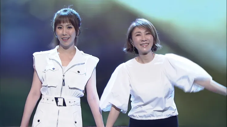 《綜藝一級棒》蘇宥蓉(左)與偶像李翊君合唱〈七情六慾〉羨煞眾人。中視提供