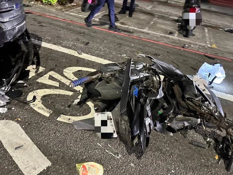 機車自撞後嚴重毀損。警方提供