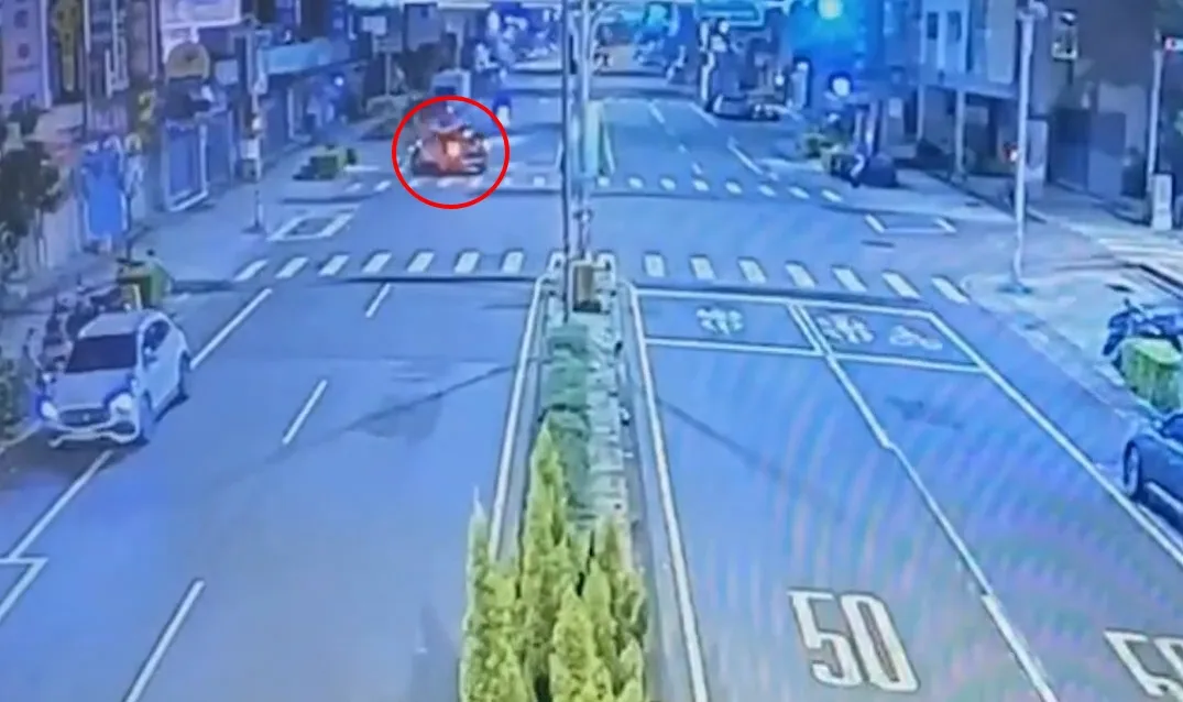 骑士撞上前来拦截的巡逻车。警方提供