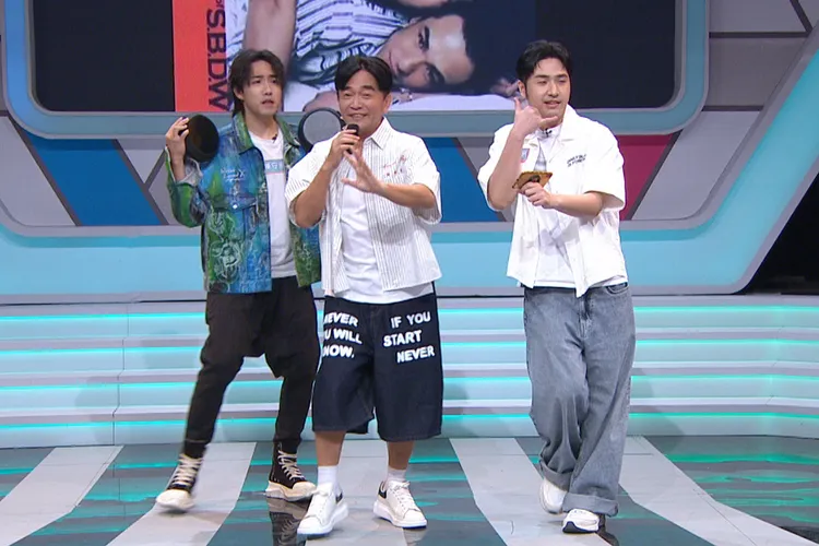 吳宗憲開場帶領鹿希派（右）及陳守恩（左）驚喜獻唱。年代提供