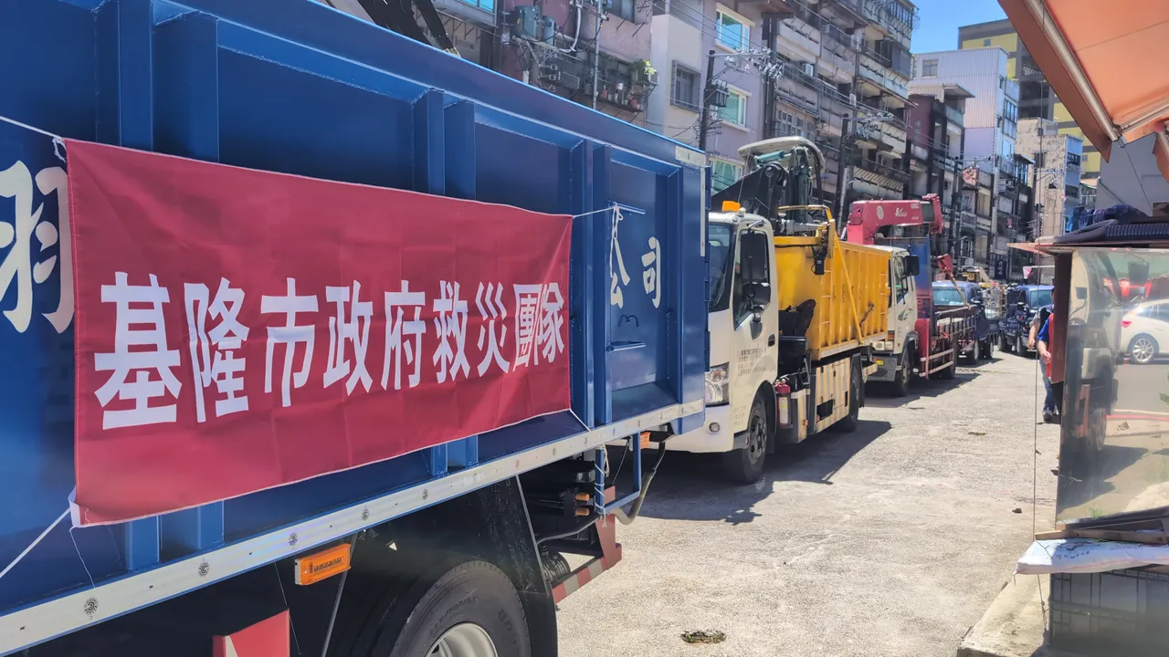 基隆市府派出各式救灾车12辆前往灾区支援。翻摄照片