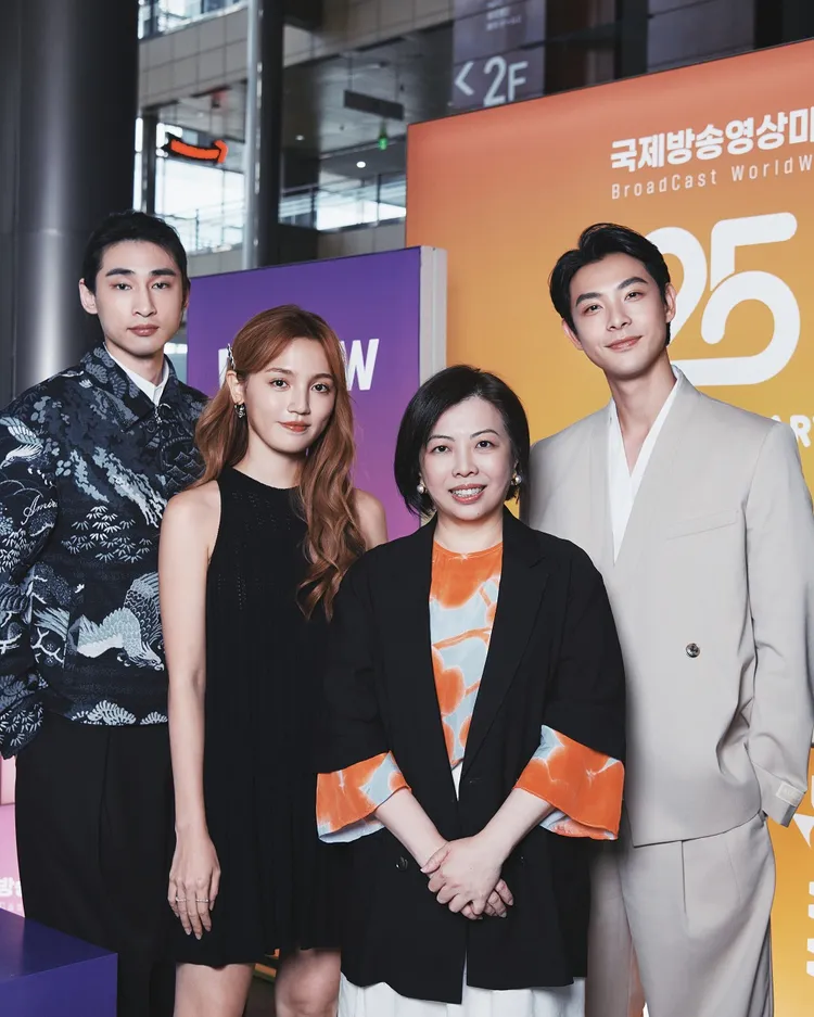 章廣辰(左起)、朵拉、TVBS總經理劉文硯及連晨翔連袂出席2025韓國國際廣播電視節目交易展。TVBS提供 