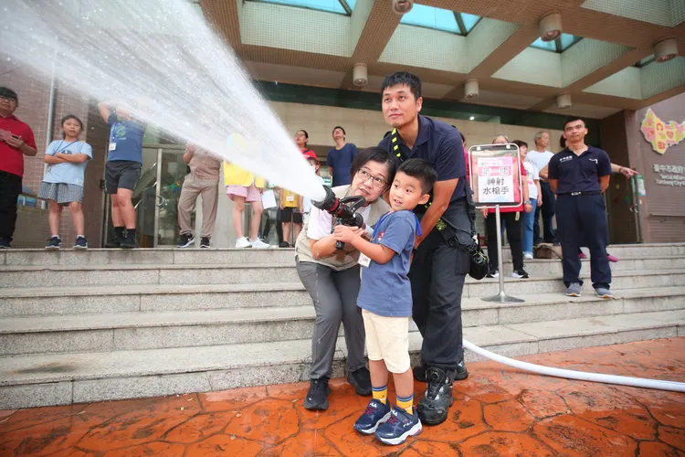小朋友最愛當「神射水槍手」。民眾提供