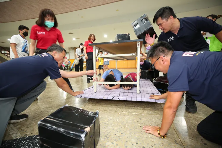 小朋友體驗地震時的避難動作。民眾提供