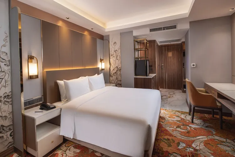 想找高CP值設計飯店，以金色家飾營造低調奢華氛圍的「曼谷薩碼拉酒店」，每晚含稅2275元起。業者提供