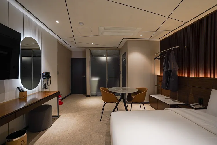 釜山旅遊入住擁有都會新潮設計的「城市律動酒店」，每晚最低不用2千元，CP值爆表。業者提供