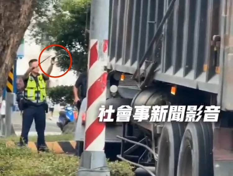 國道警察舉槍對著半聯結車駕駛座要求停車，但駕駛依舊開車衝撞。翻攝自社會事新聞影音